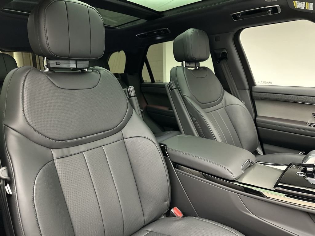 Used 2024 Santorini Black Metallic Land Rover SE image 11