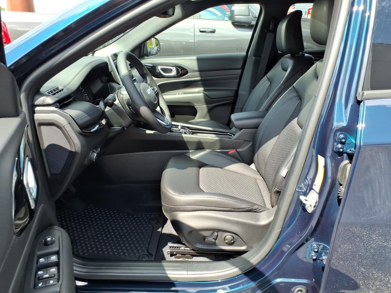 New 2026 Fathom Blue Pearl Coat Jeep Latitude Altitude image 5