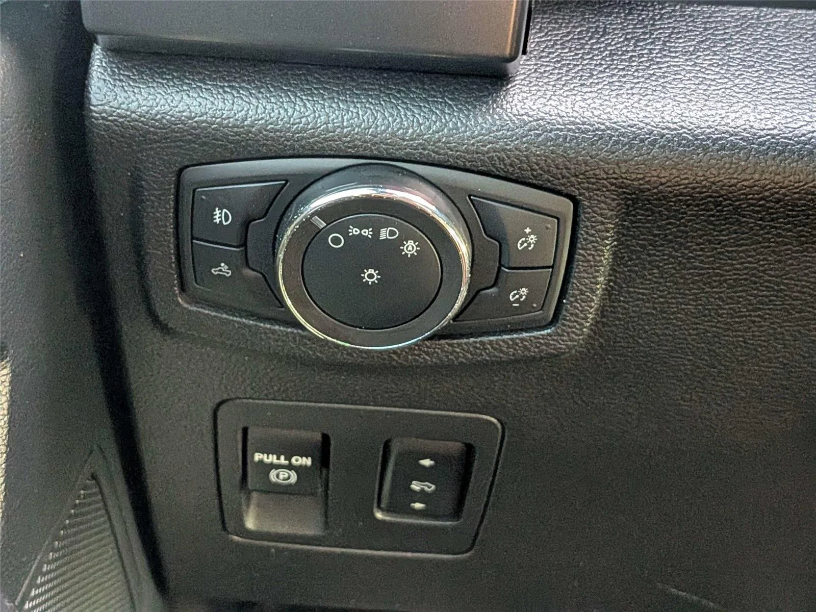 Used 2018 Gray Ford XLT image 24