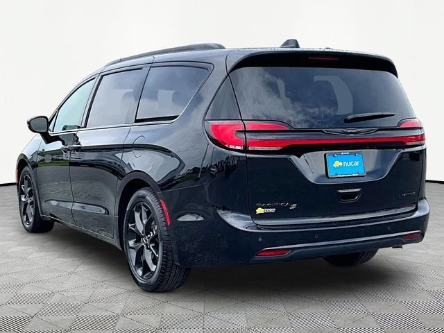 Used 2025 Diamond Black Cry Chrysler Limited image 4