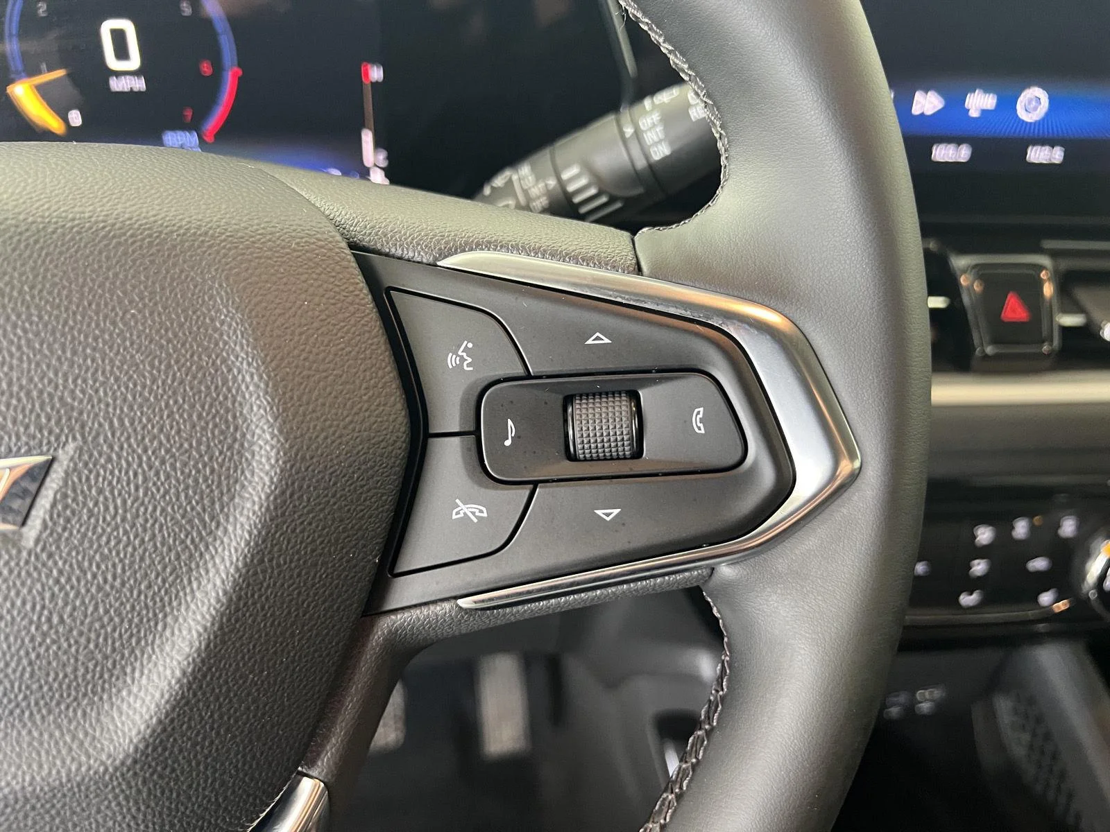 Used 2024 Summit White Chevrolet LT image 9