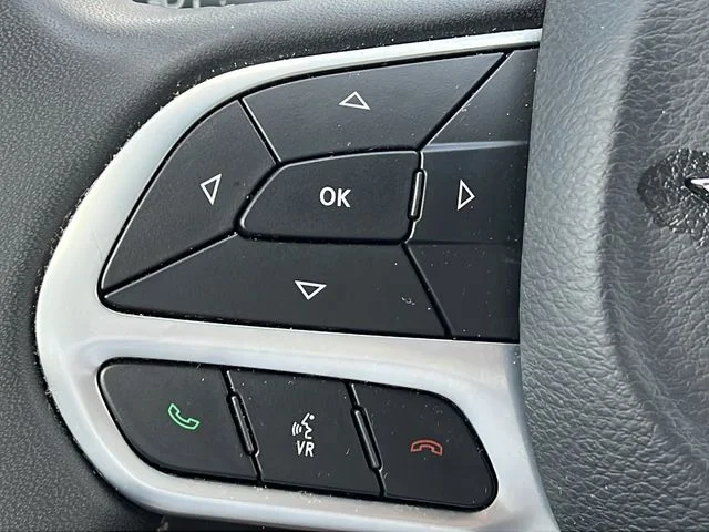 Used 2025 White Chrysler Select image 20
