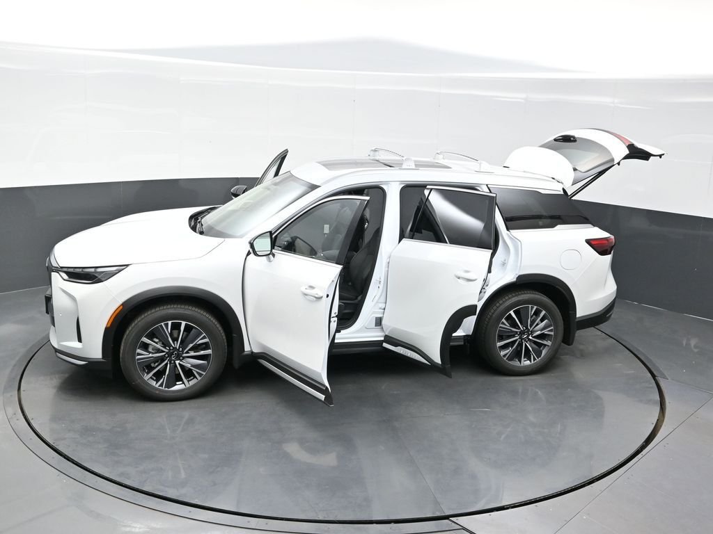Used 2026 White INFINITI LUXE image 42