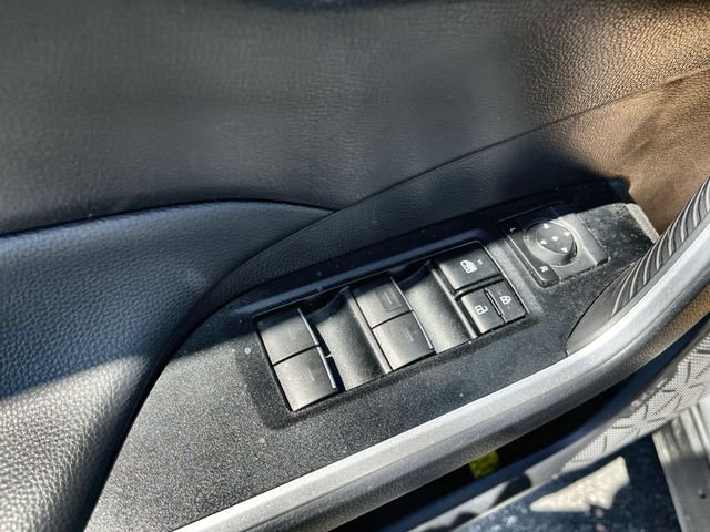2025 Toyota RAV4 XLE - Photo 17