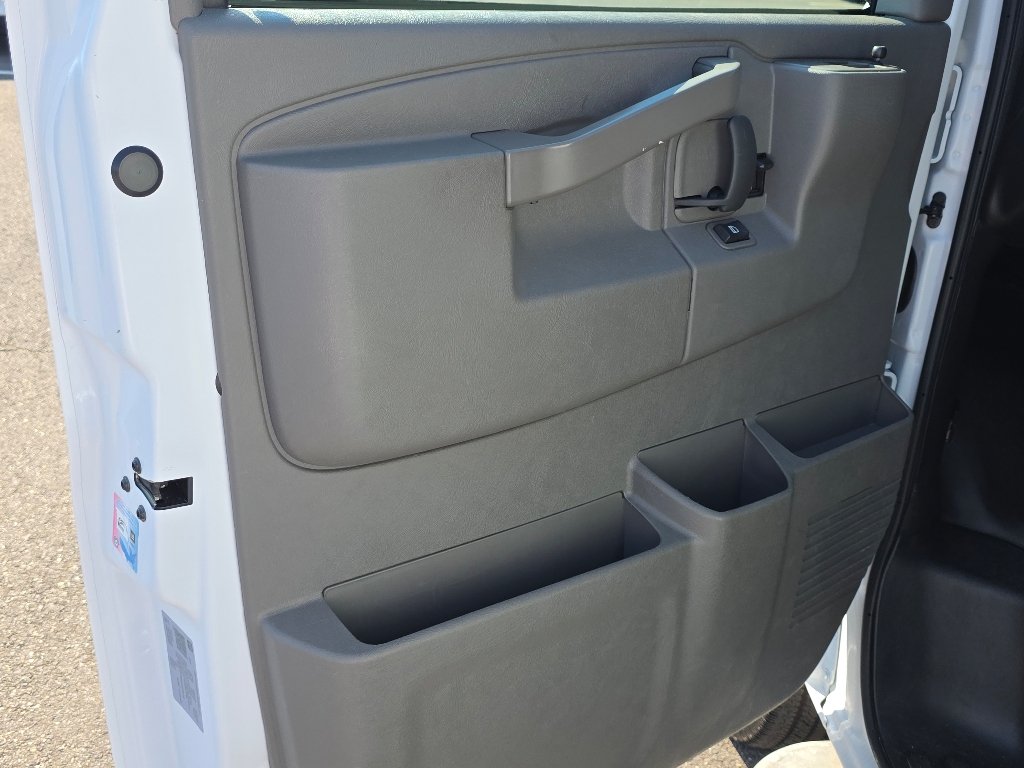 Used 2025 Summit White Chevrolet Work Van image 31