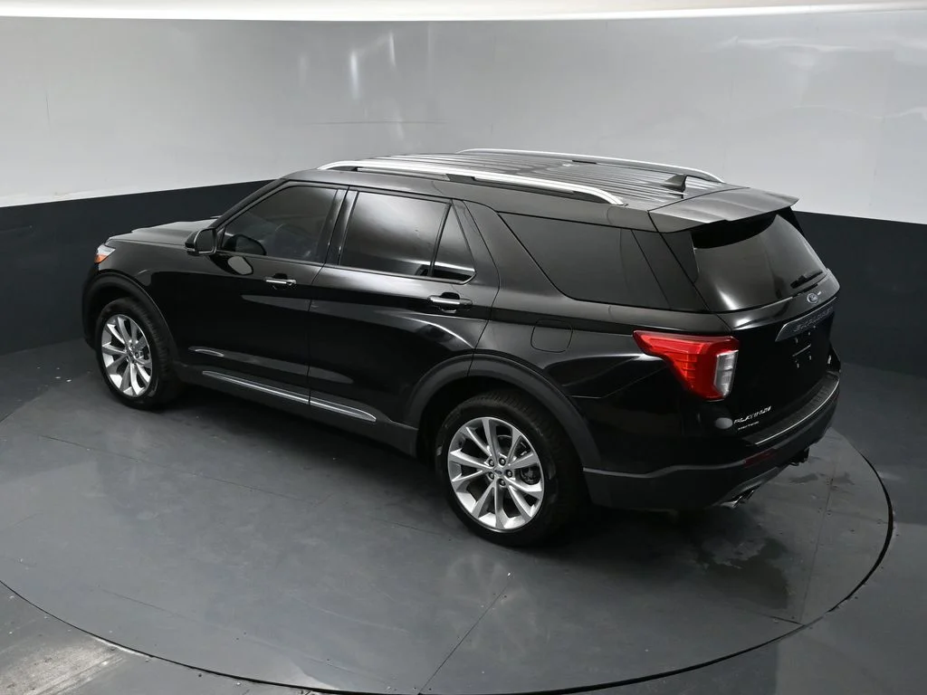 Used 2021 Black Metallic Ford Platinum image 38