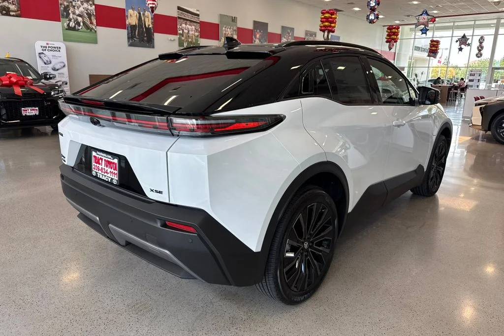 New 2026 Wind Chill Pearl with Midnight Black Metallic roof <sup>1</sup> Toyota  XSE image 5