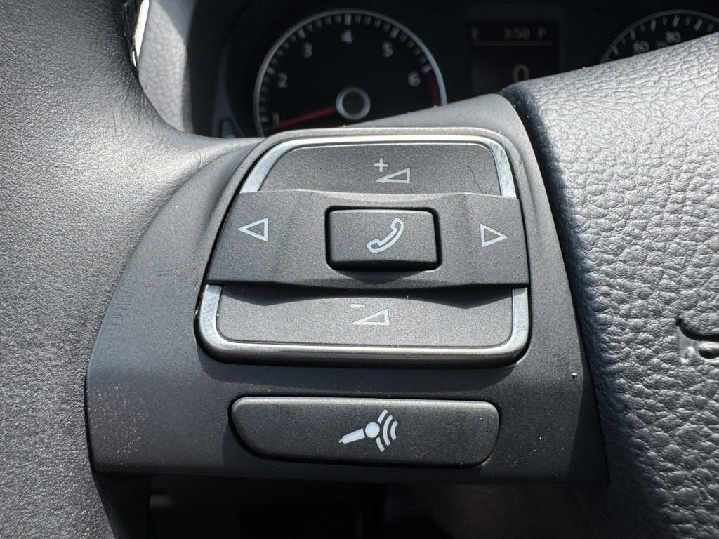Used 2013 Black Volkswagen 2.5 SE image 17