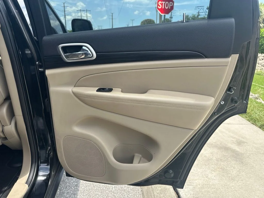 Used 2020 Diamond Black Jeep Laredo E image 19