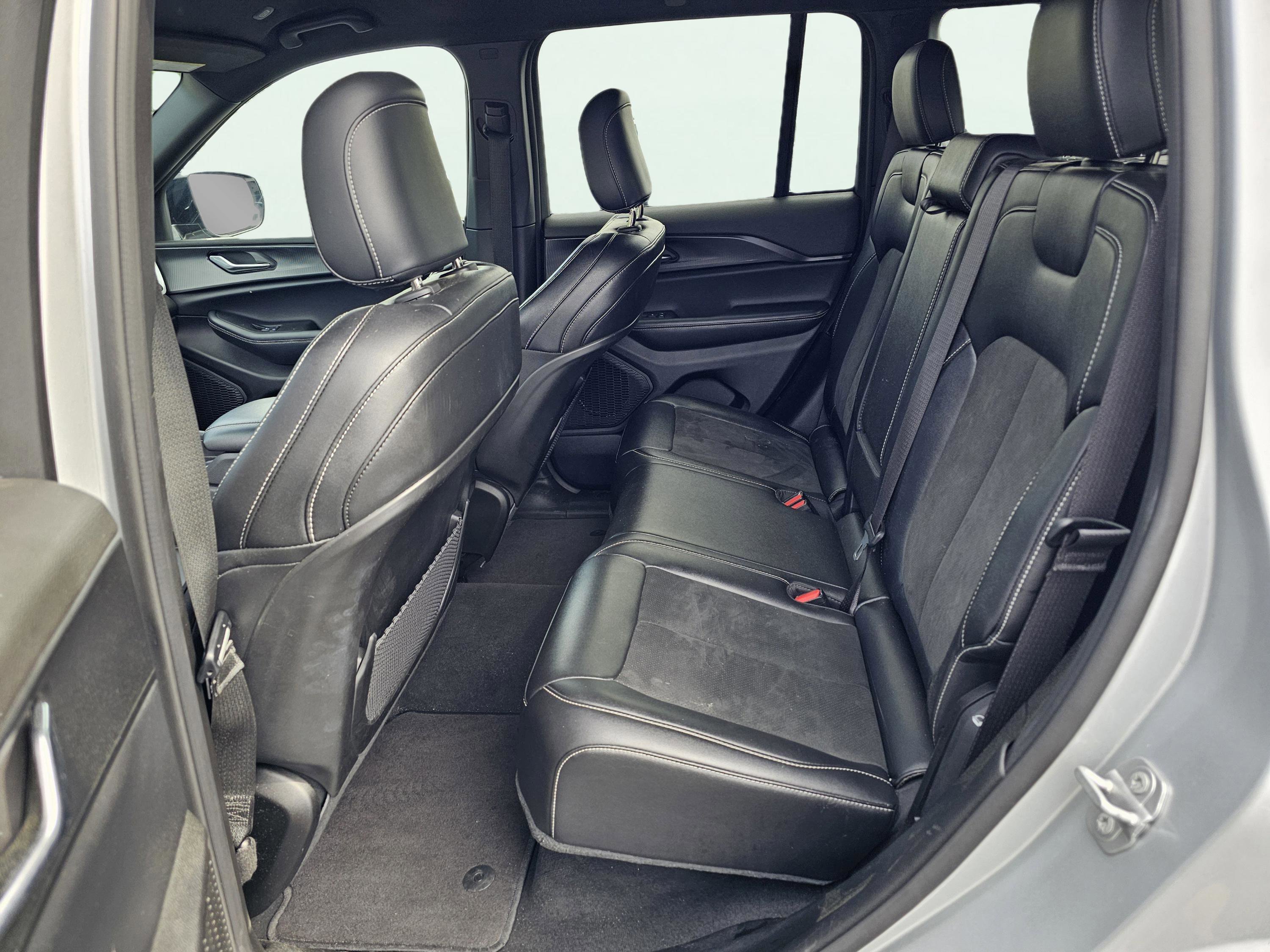 Used 2025 Silver Zynith Jeep Altitude image 30