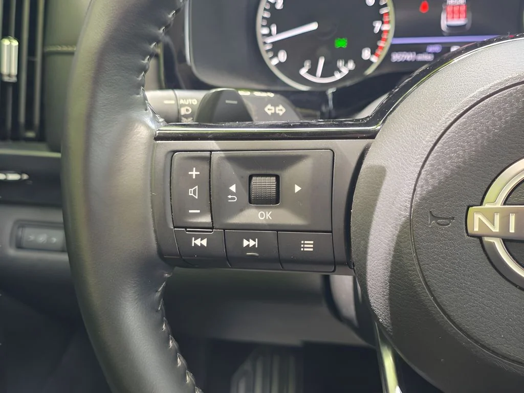Used 2025 Super Black Nissan SL image 12