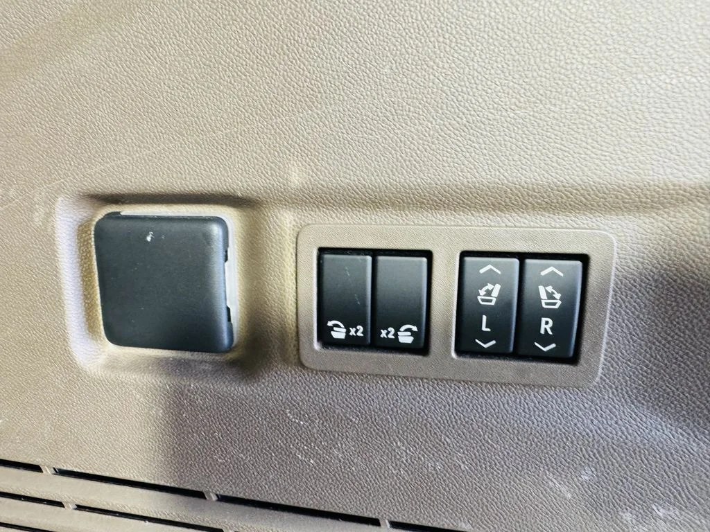 Used 2023 White GMC Denali image 33