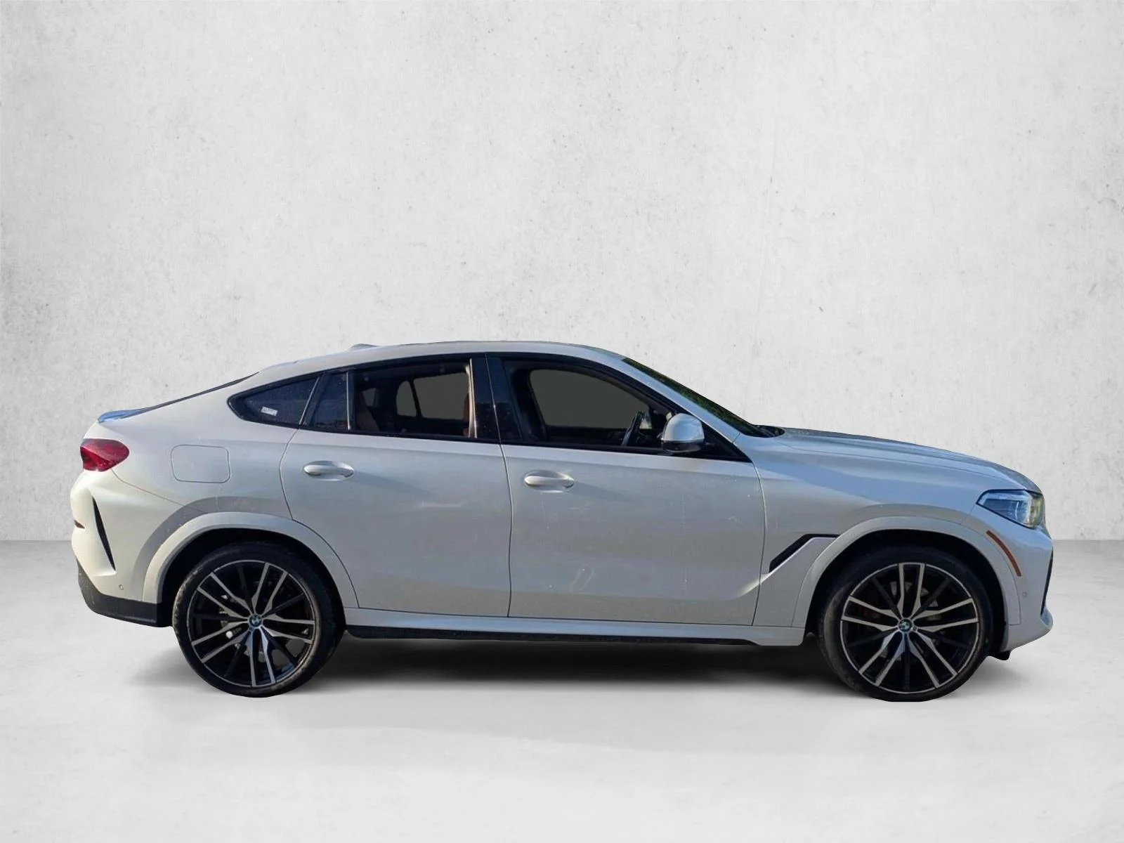 Used 2022 Mineral White Metallic BMW xDrive40i image 2