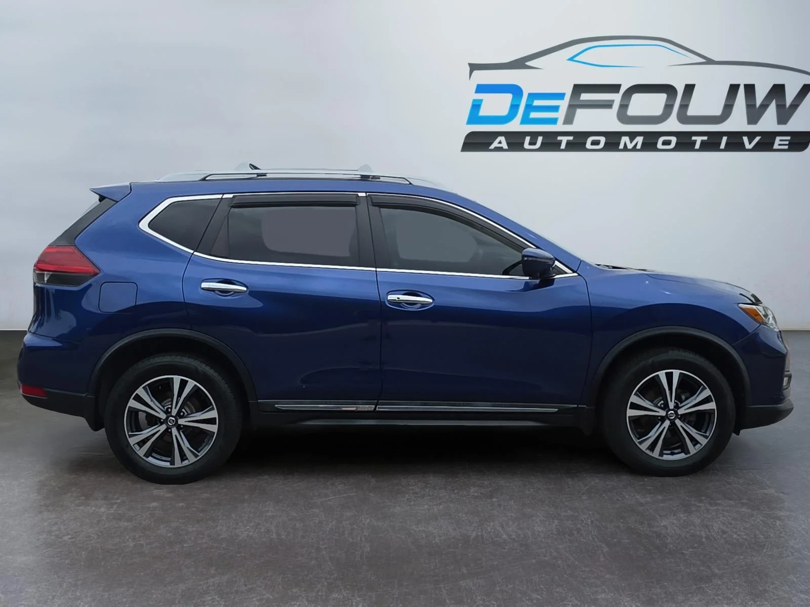 Used 2018 Caspian Blue Nissan SL image 2