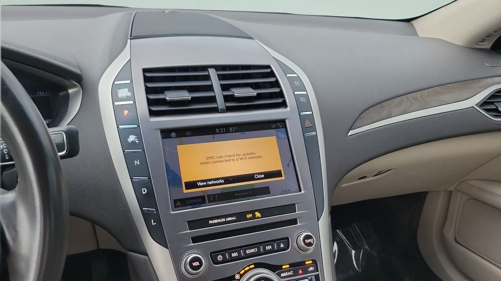 Used 2017 Gray Lincoln Reserve image 14
