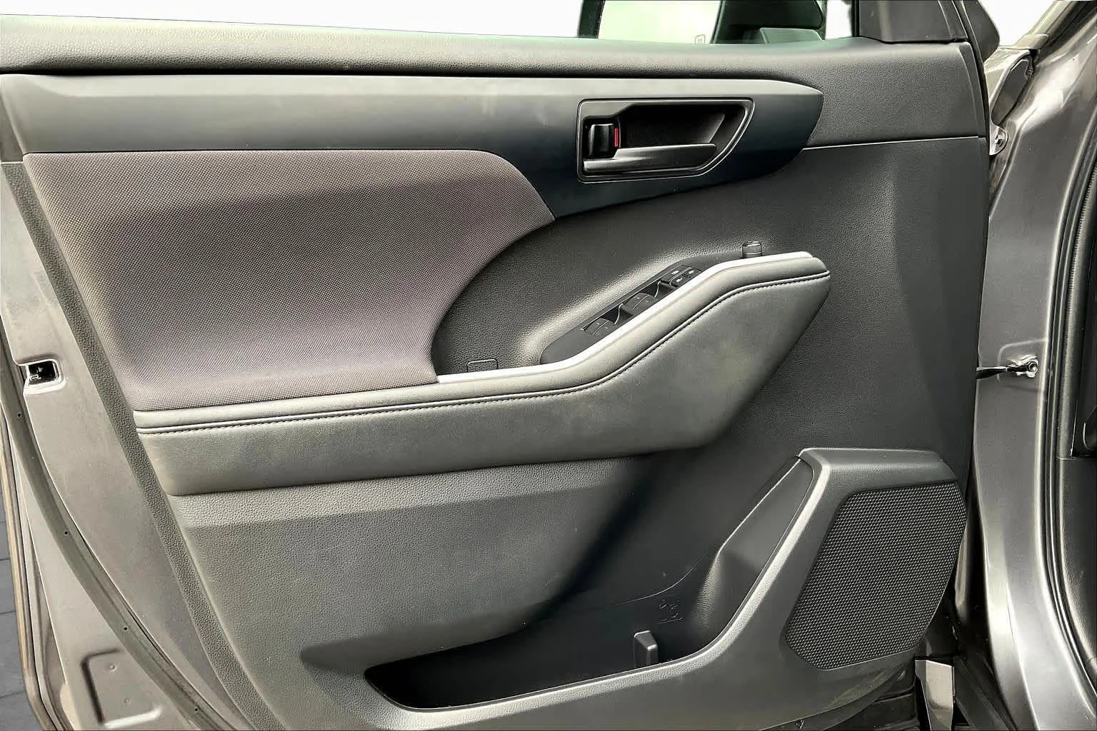 Used 2022 Magnetic Gray Metallic Toyota L image 21