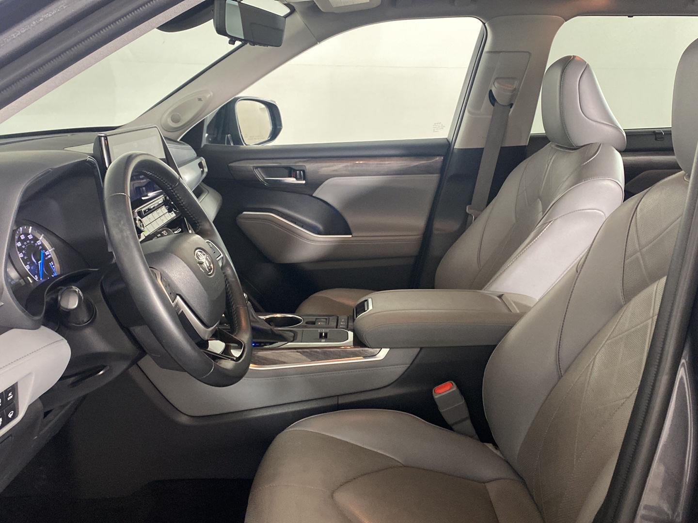 Used 2022 Magnetic Gray Metallic Toyota Platinum image 16