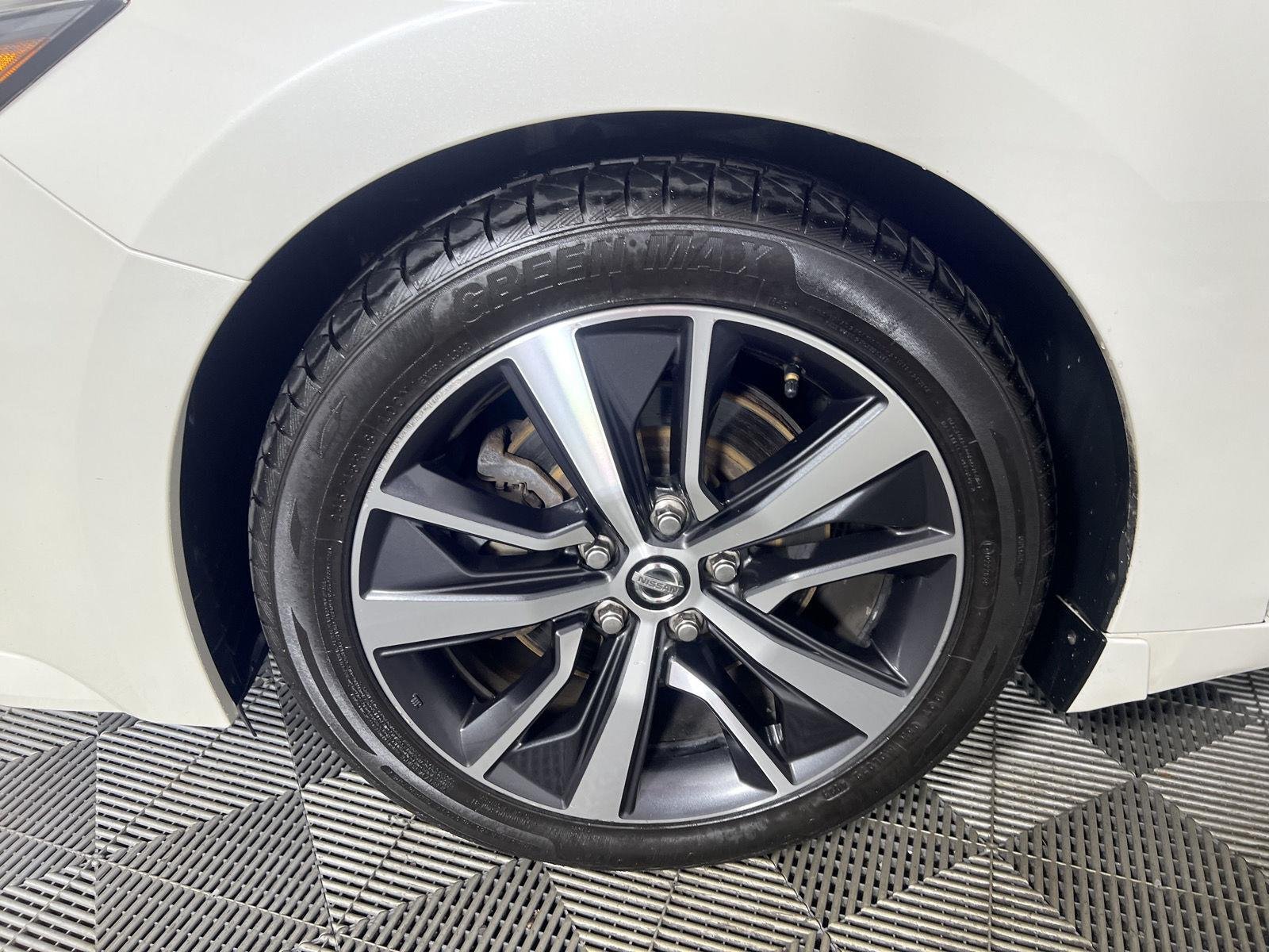 Used 2020 Pearl White Tricoat Nissan SL image 5