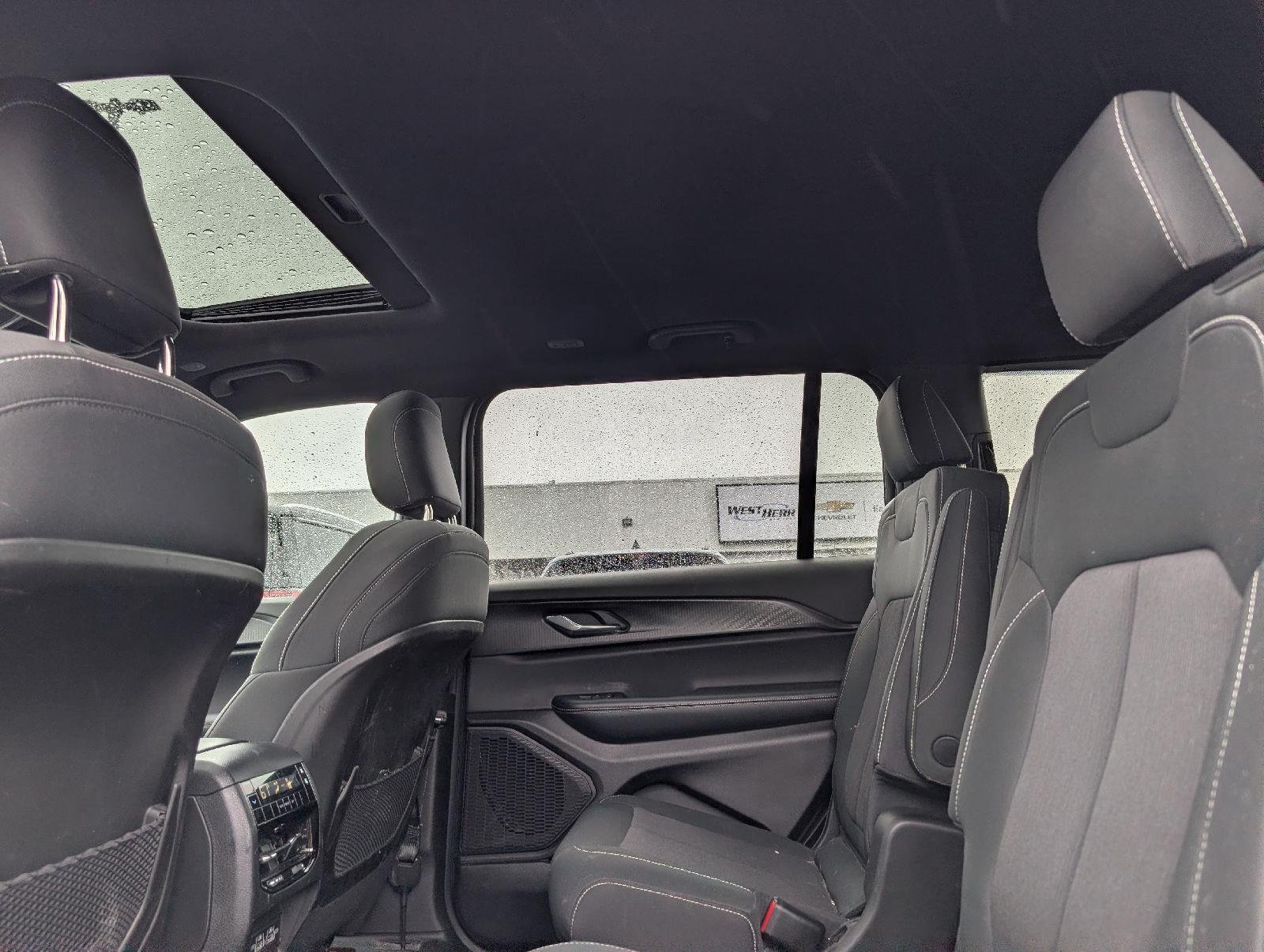 Used 2025 Diamond Black Crystal Pearlcoat Jeep Laredo X image 10