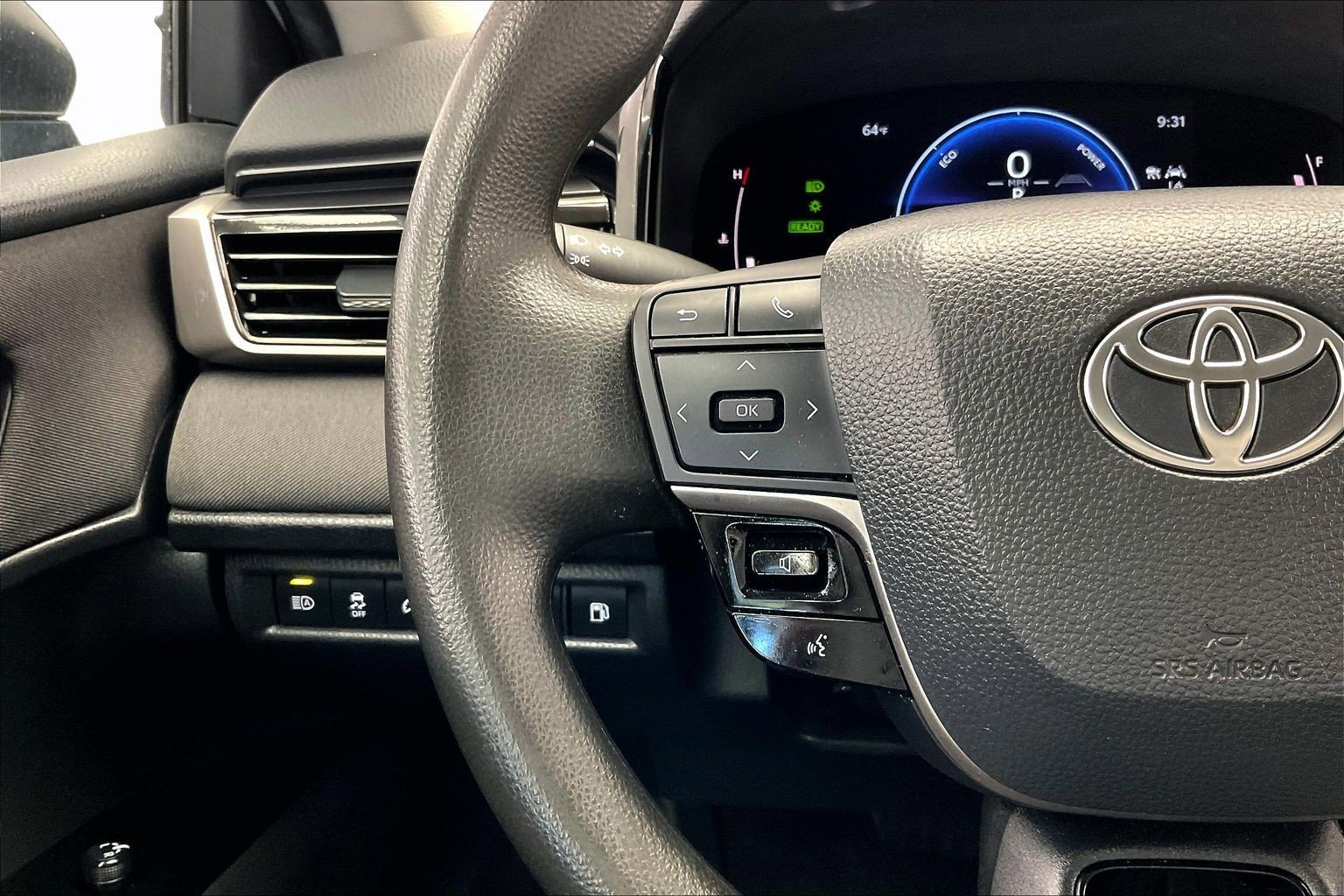 Used 2025 Ice Cap Toyota LE image 21