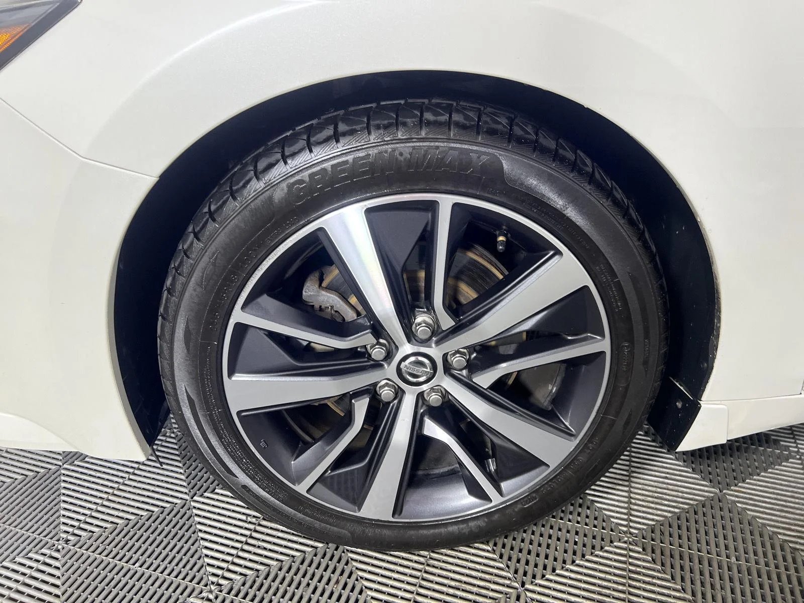 Used 2020 Pearl White Tricoat Nissan SL image 5