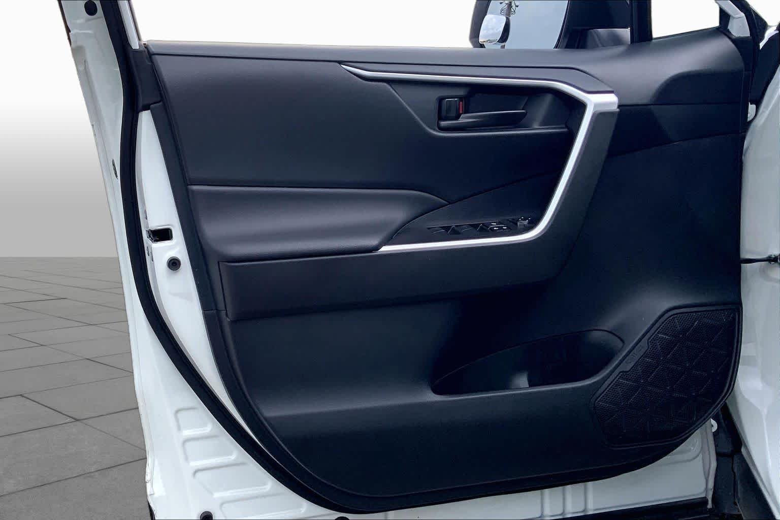 Used 2025 Ice Cap Toyota LE image 21