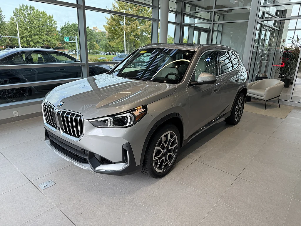 New 2027 Space Silver Metallic BMW xDrive28i image 3