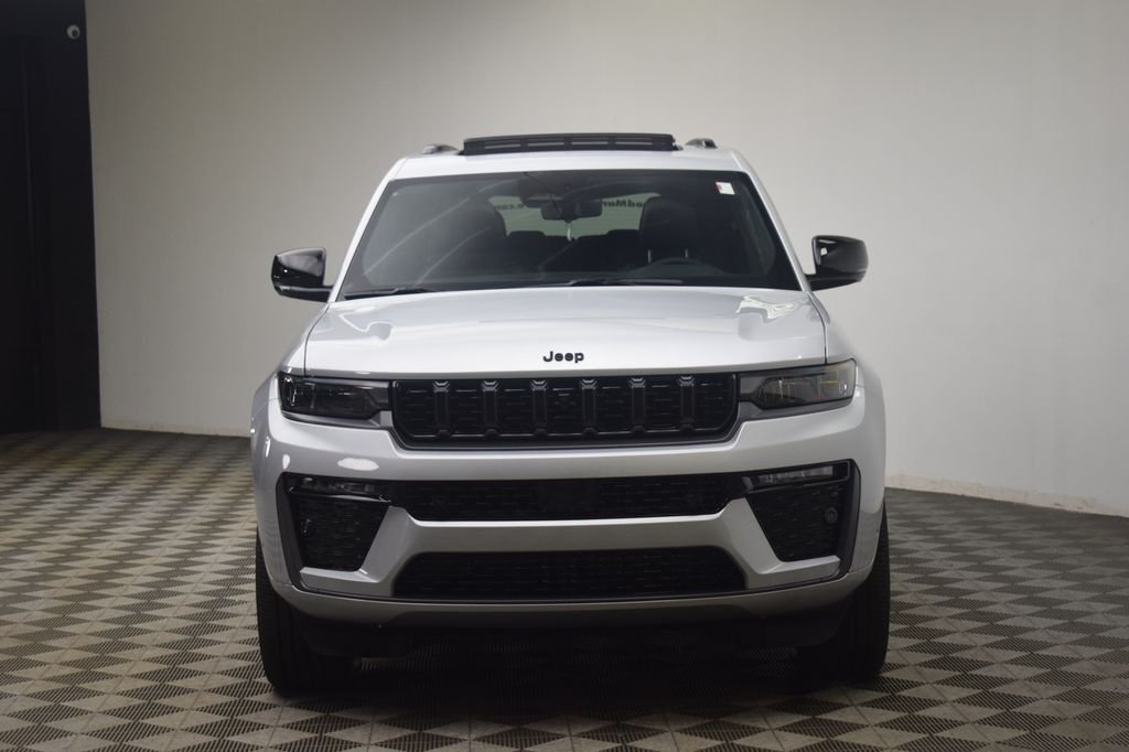New 2026 Silver Zynith Exterior Paint Jeep Limited Reserve image 2