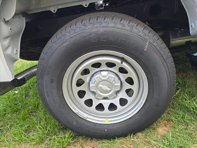 New 2026 Summit White Chevrolet WT image 32