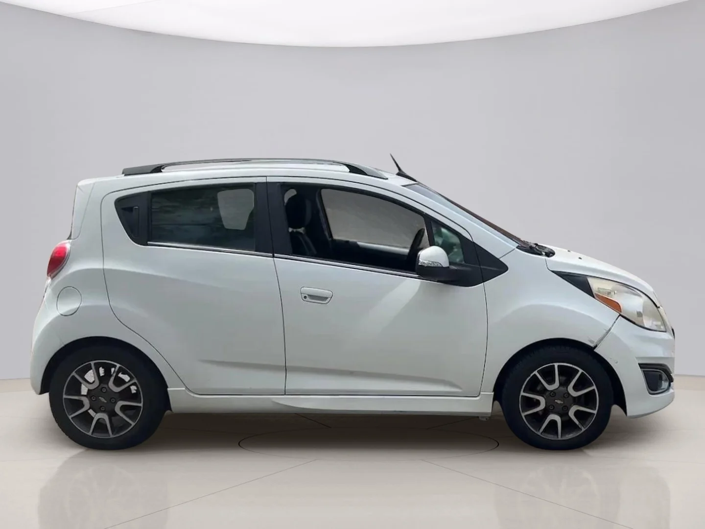 Used 2014 White Chevrolet  image 6