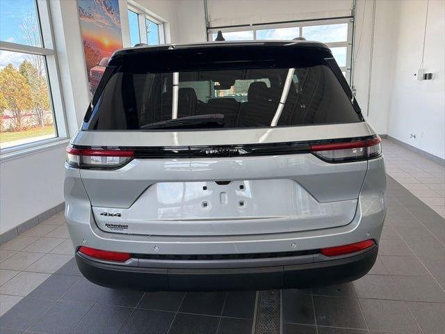 New 2026 Silver Zynith Exterior Paint Jeep Laredo image 4
