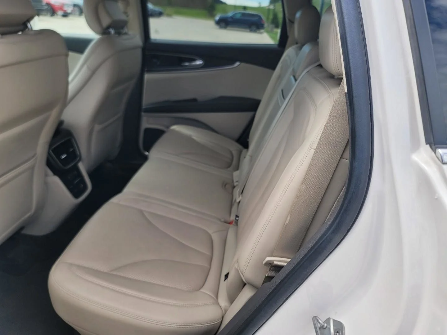 Certified Used 2019 White Lincoln Reserve image 6