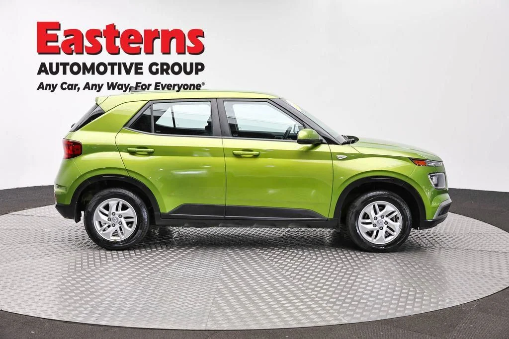 Used 2022 Green Hyundai SE image 3