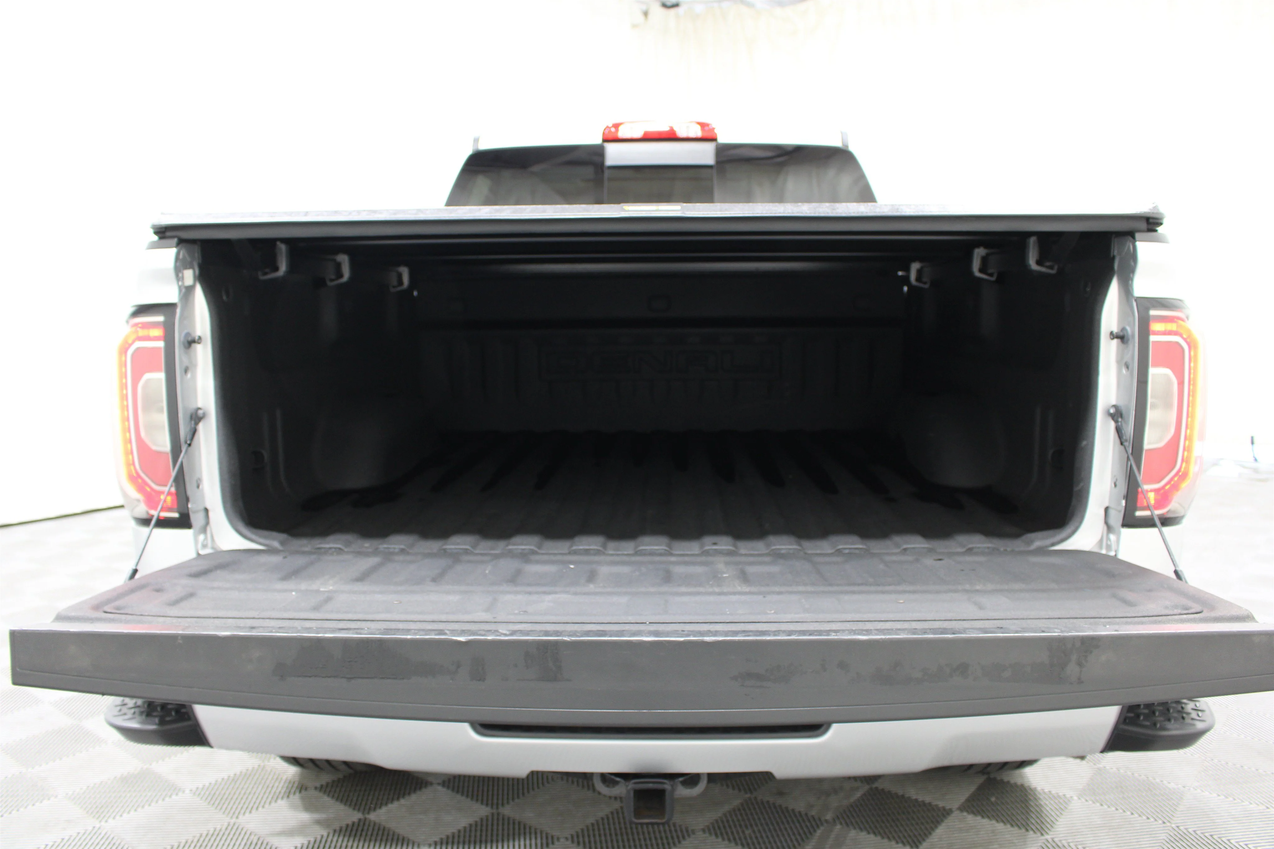 Used 2018 Quicksilver Metallic GMC Denali image 22