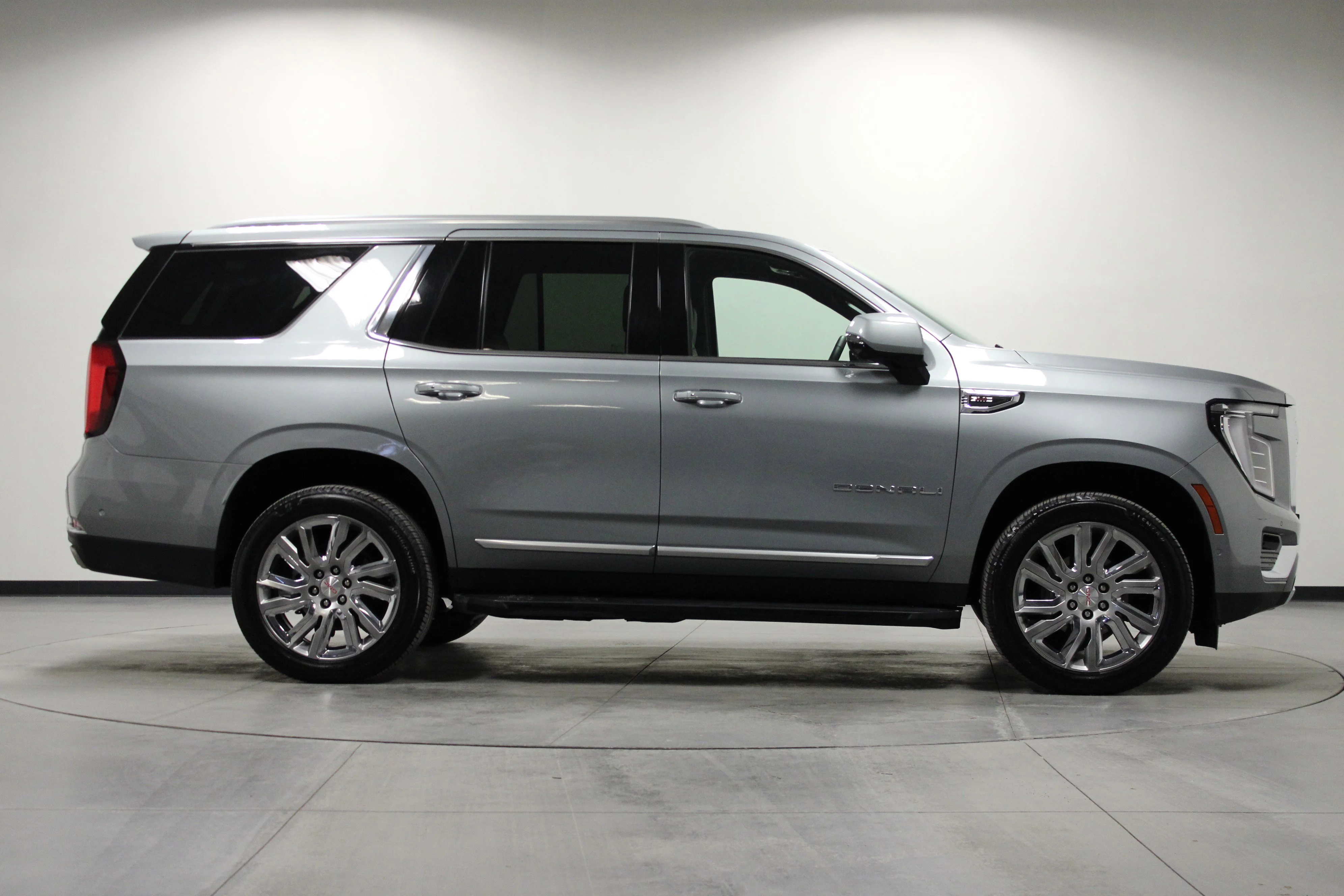 Used 2025 Sterling Metallic GMC Denali image 3