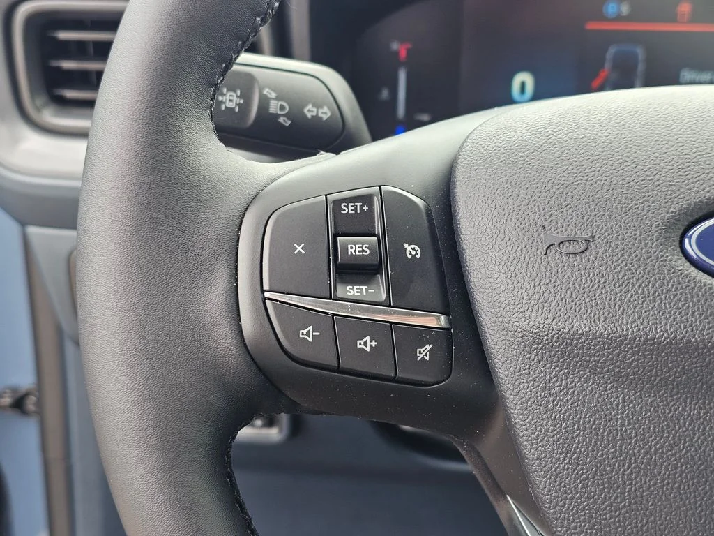 New 2025 Azure Gray Metallic Tri-Coat Ford XLT image 27