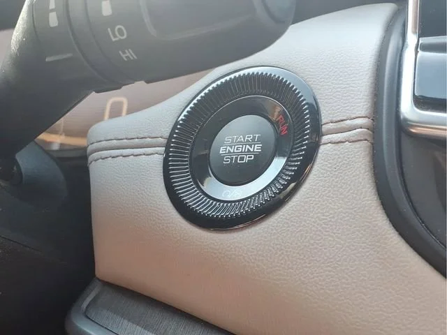 Used 2025  Jeep Limited image 12