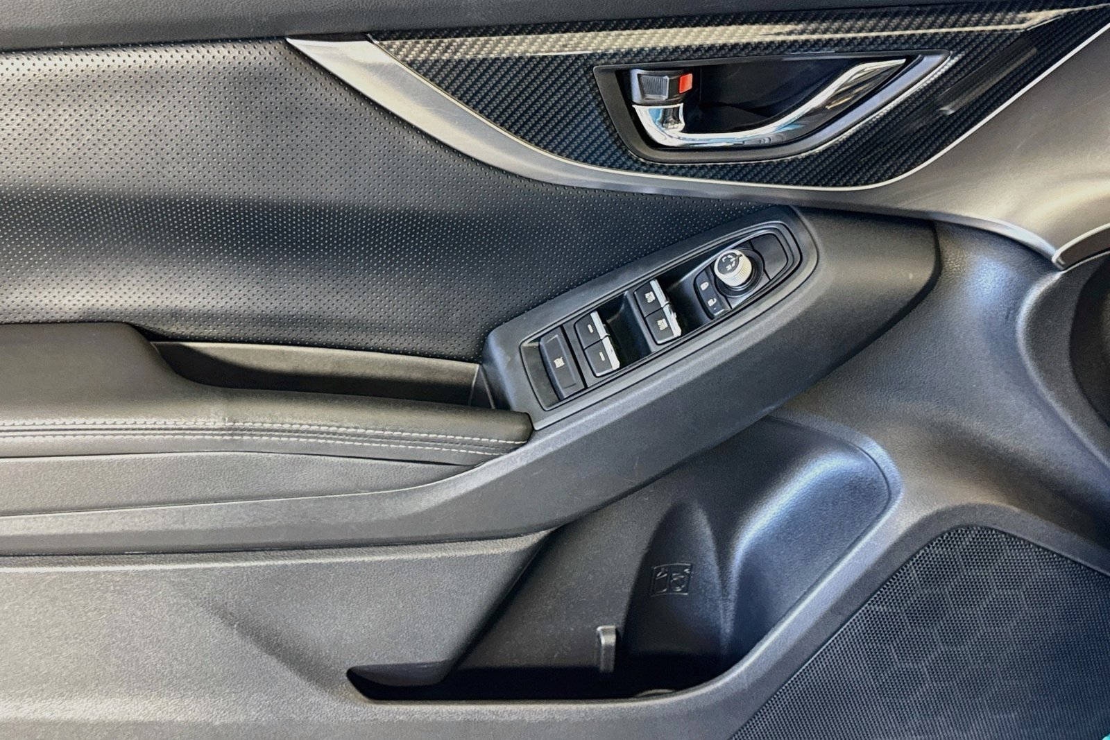 Used 2018 Island Blue Pearl Subaru Limited image 17