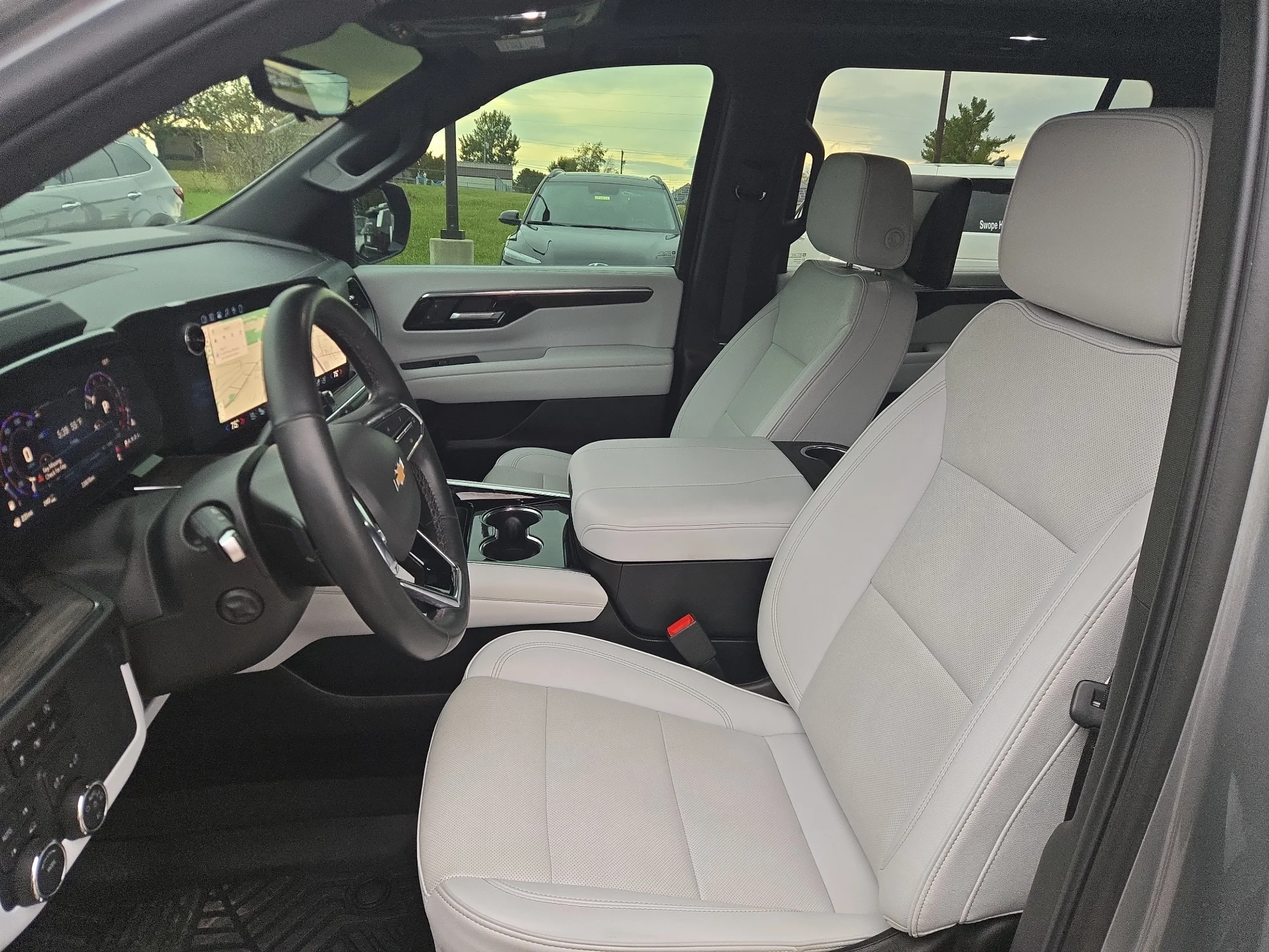 Used 2025 Silver Chevrolet Premier image 9