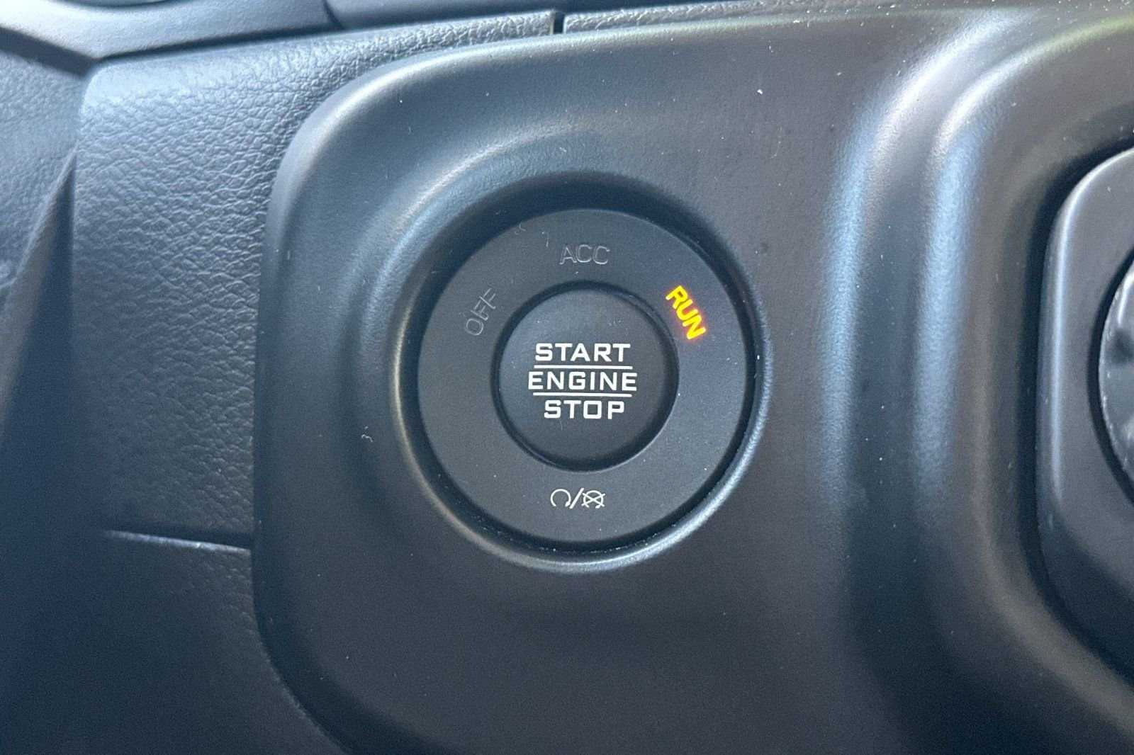 Used 2021 Red Jeep Sport S image 22