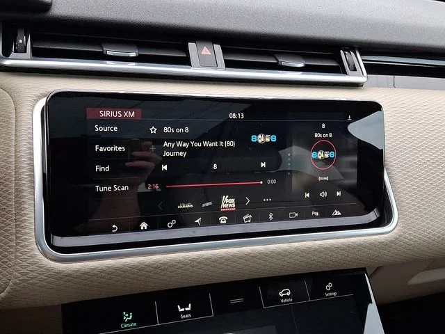 Used 2018  Land Rover SE R-Dynamic image 17