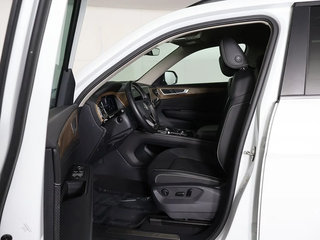 Used 2025 White Volkswagen 2.0T SE w/Technology image 28