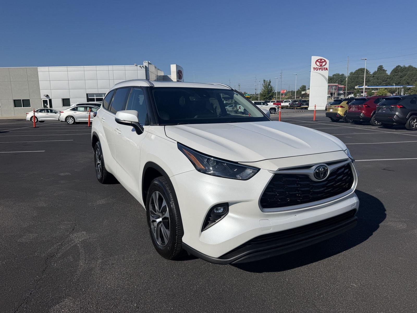 Used 2023 Wind Chill Pearl Toyota XLE image 3