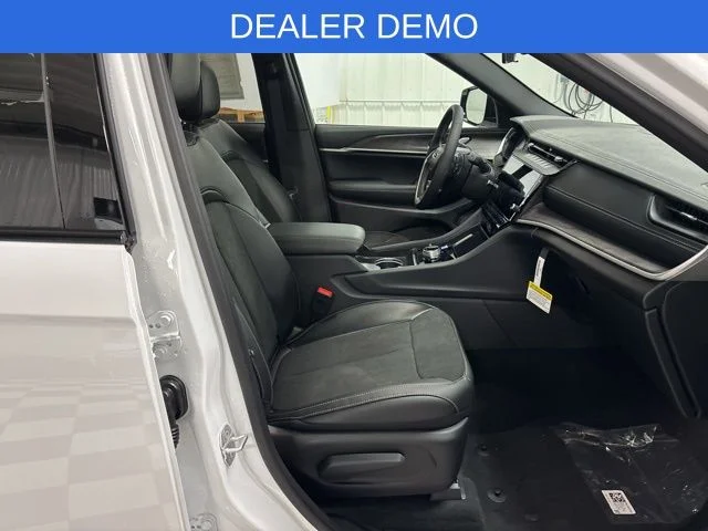 New 2026 Bright White Clear-Coat Exterior Paint Jeep Altitude image 36