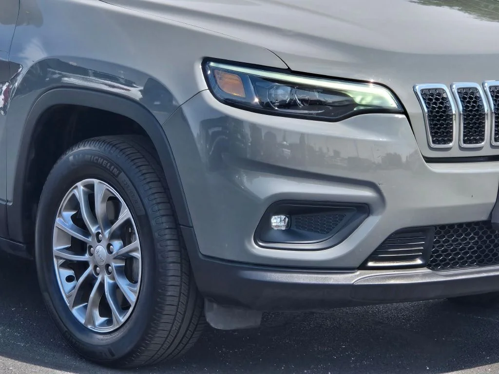 Used 2019 Gray Jeep Latitude Plus image 2