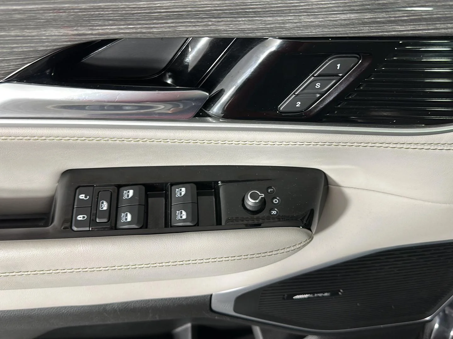 Used 2022 Diamond Black Crystal Pearlcoat Jeep Series II image 25