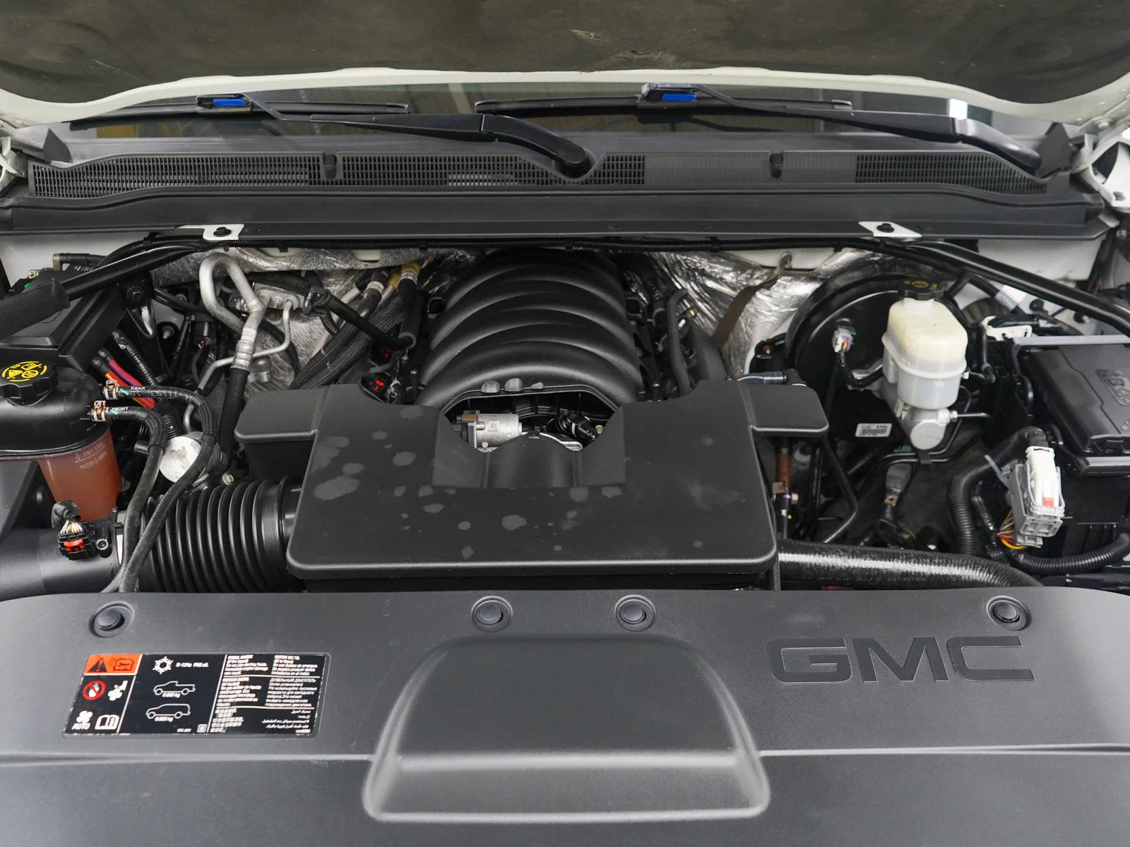 Used 2015 White GMC Denali image 36