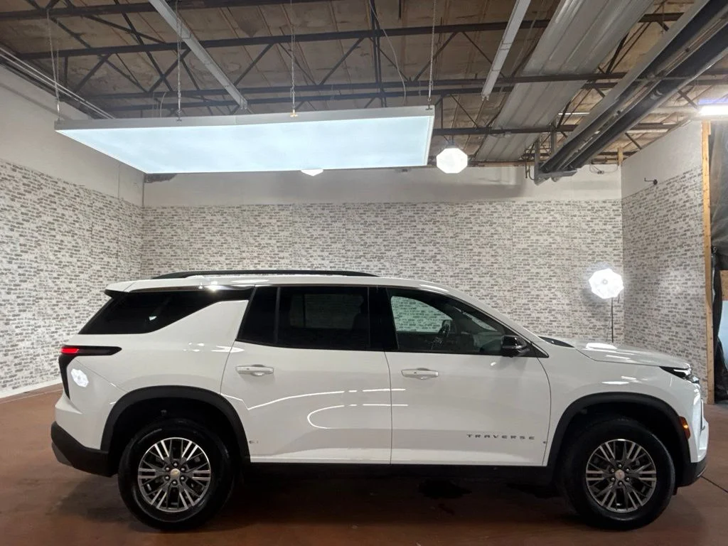 Used 2024 Summit White Chevrolet LT image 8