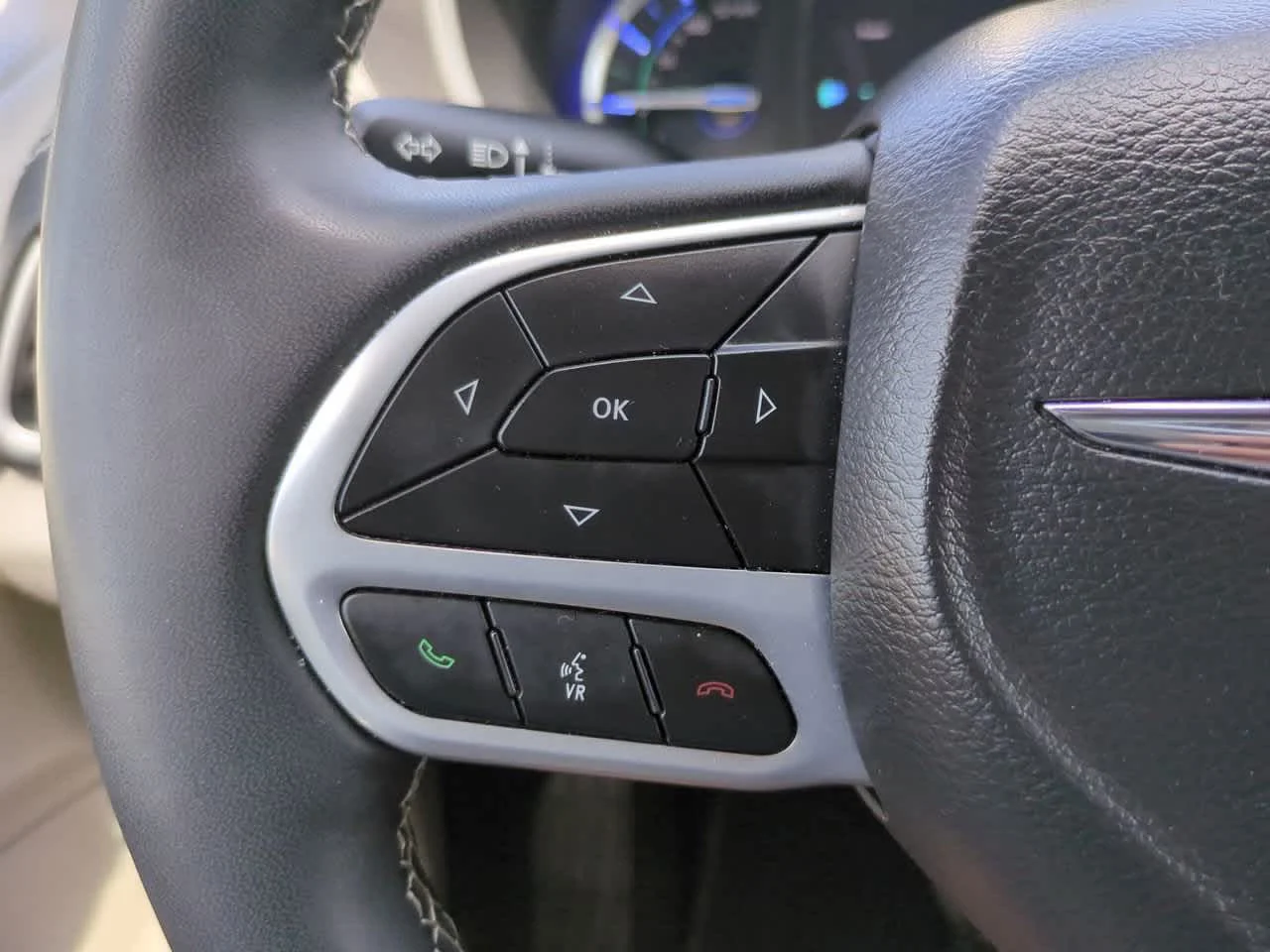 Used 2024 Bright White Clearcoat Chrysler Hybrid Select image 24