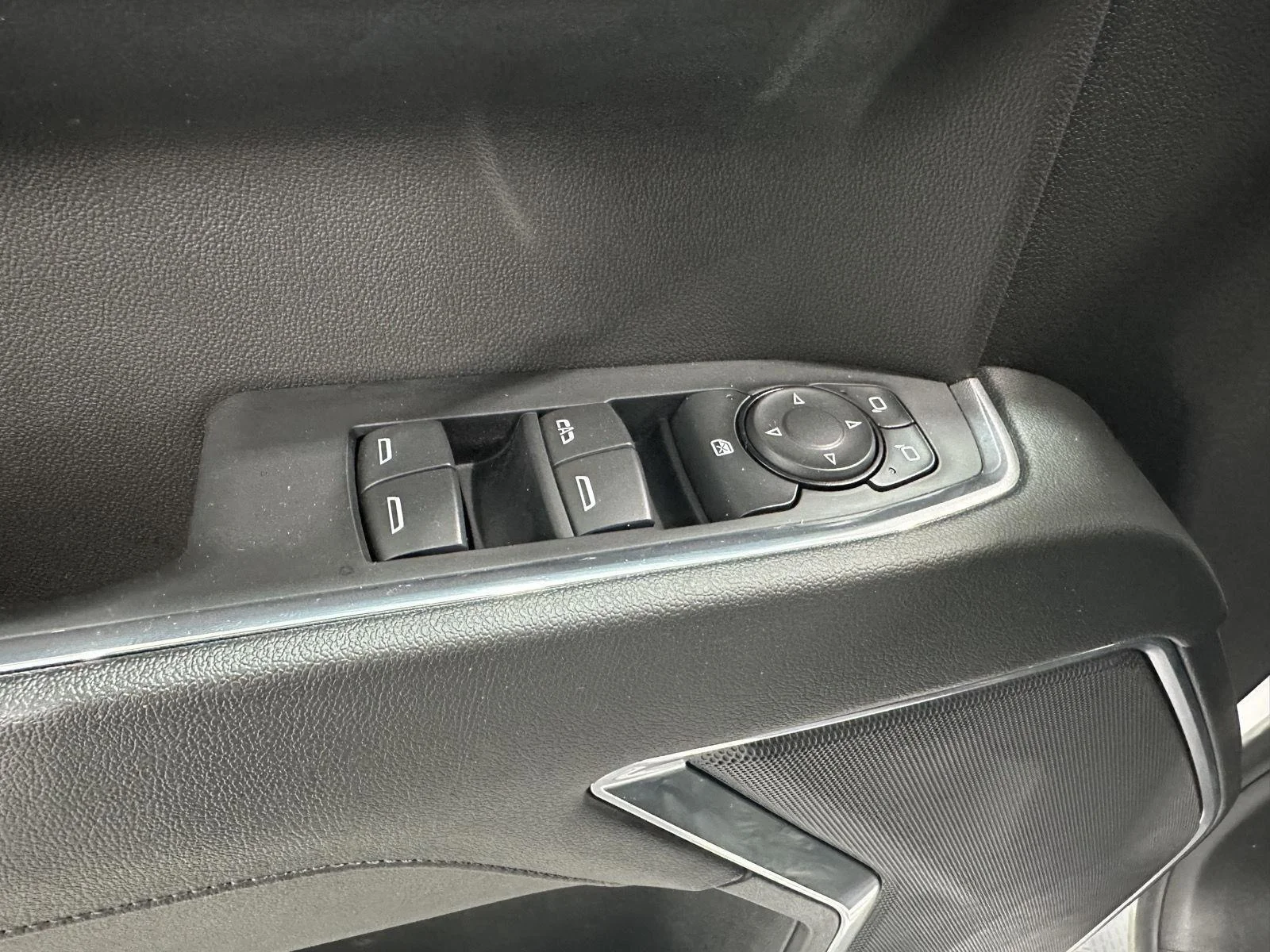 Used 2024 Summit White GMC Elevation image 22